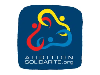 logo audition solidarité formé par trois oreilles jaune rouge et bleu en triangle sur fond bleu foncé