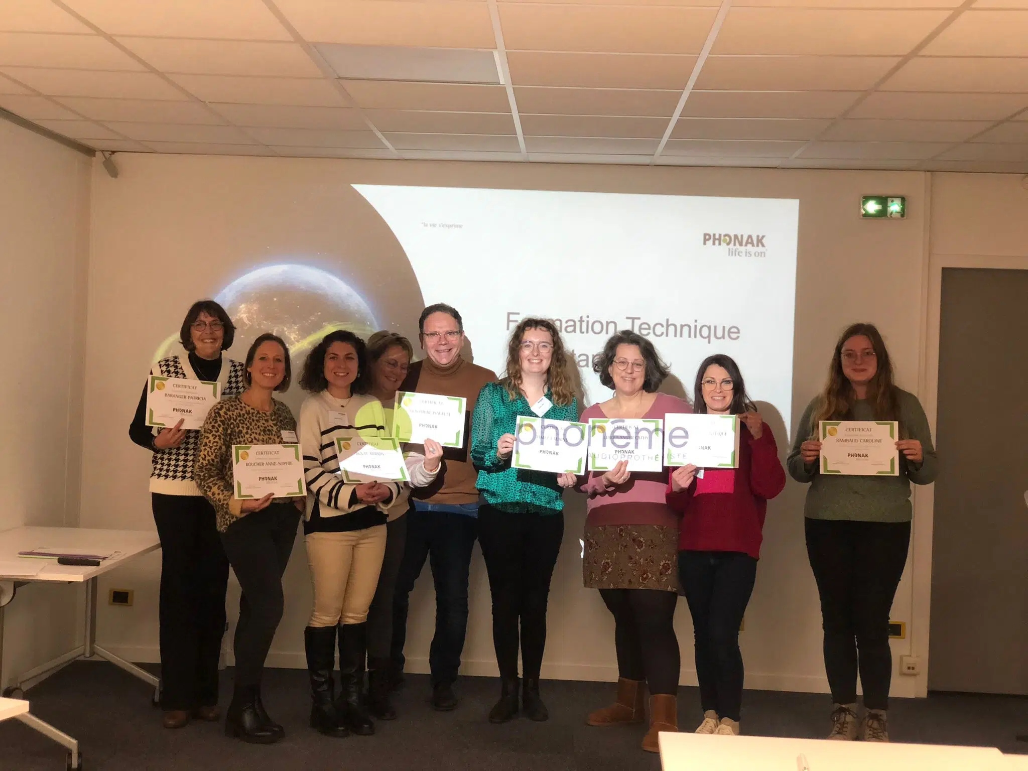 assistantes phonème portant fièrement leur diplome de montée en compétences dans le parcours patient