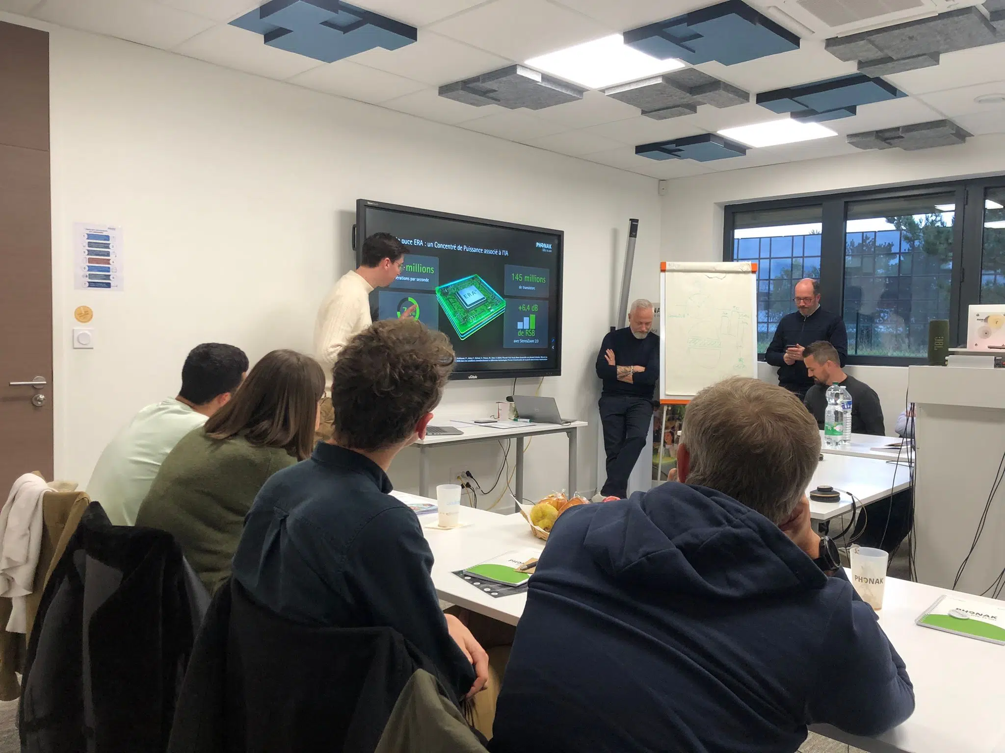 audioprothésiste en formation sur le dernier appareil de phonak sphere